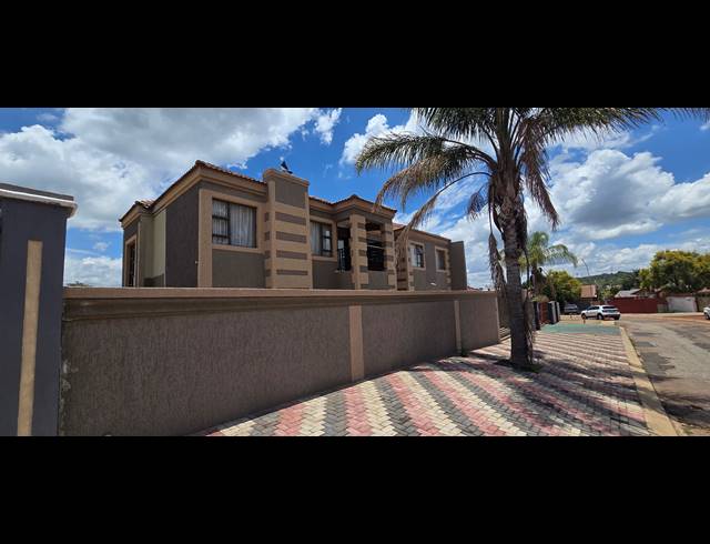 7 BEDROOM FREESTANDING FOR SALE IN FLORA PARK